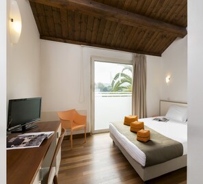 Standard Double or Twin Room | Minibar, in-room safe, desk, soundproofing