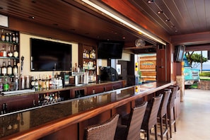 3 bars/lounges, 2 poolside bars