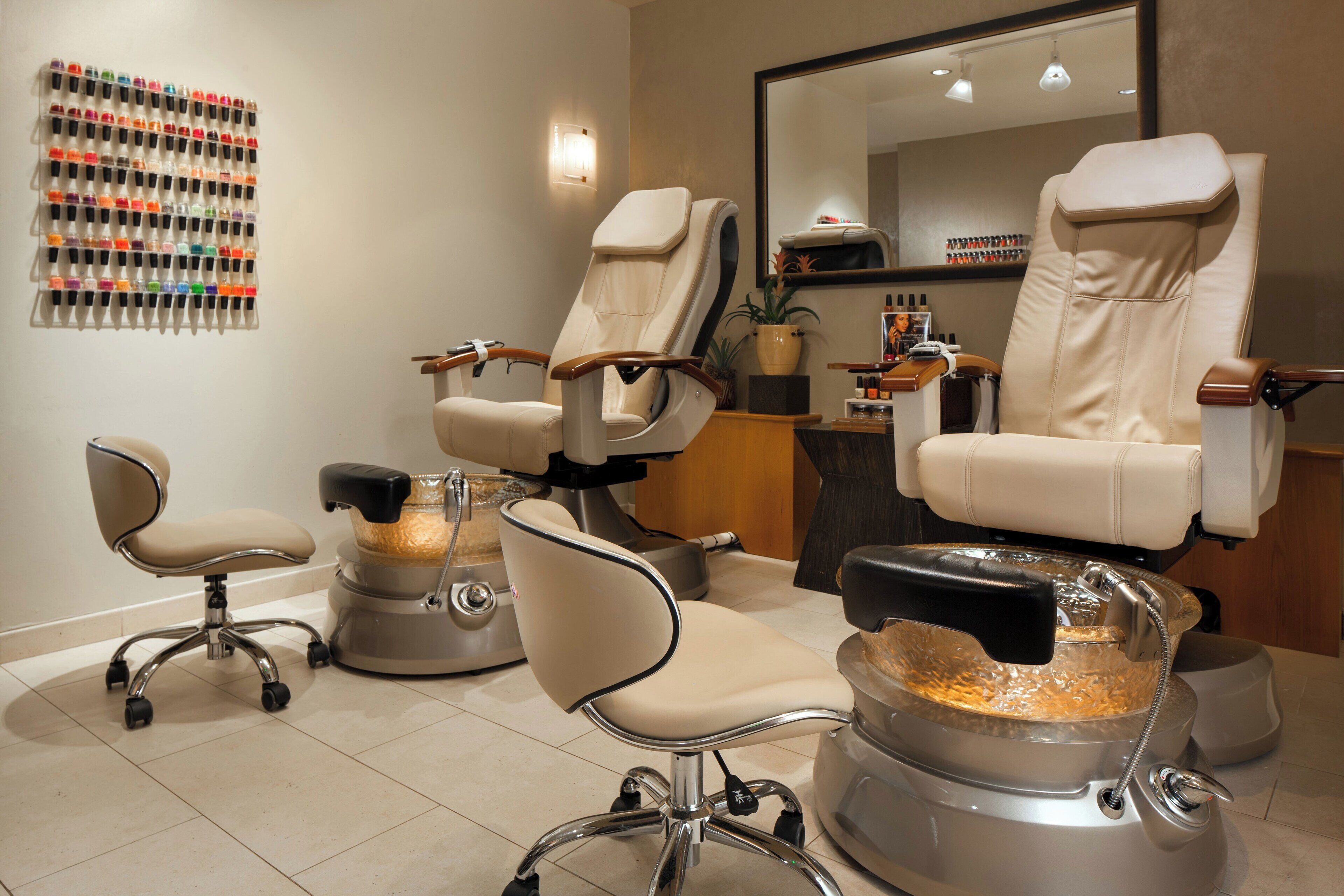 Ein moderner Salon mit zwei Liegesesseln, einem Rollstuhl und einer großen Fußbadewanne.