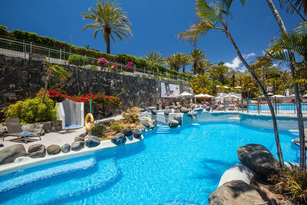 4 piscines extérieures, parasols de plage, chaises longues