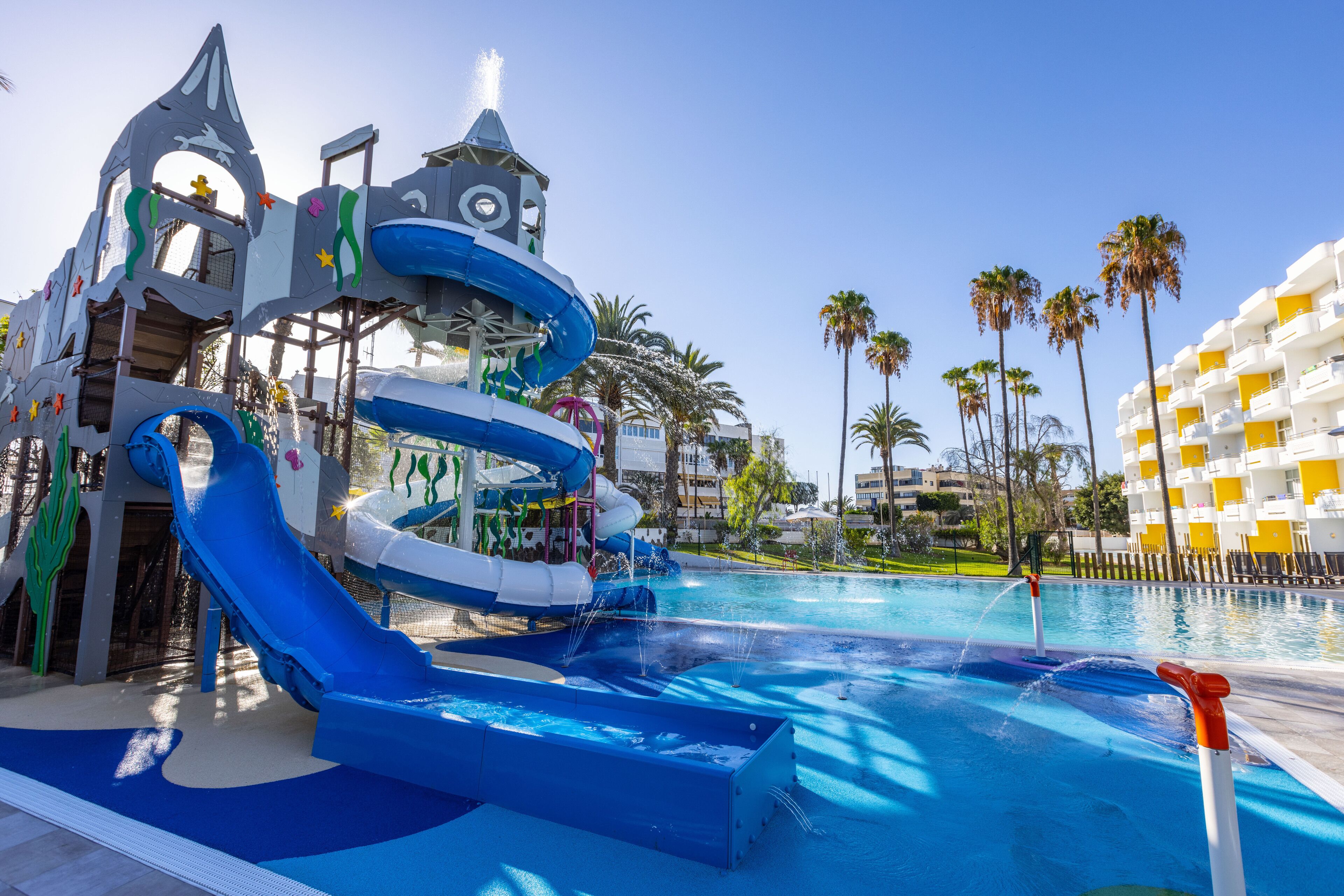 4 buitenzwembaden, parasols bij het zwembad en ligstoelen