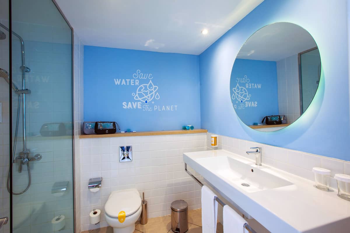 shower, rainfall showerhead, free toiletries, hair dryer