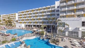 4 piscines extérieures, parasols de plage, chaises longues
