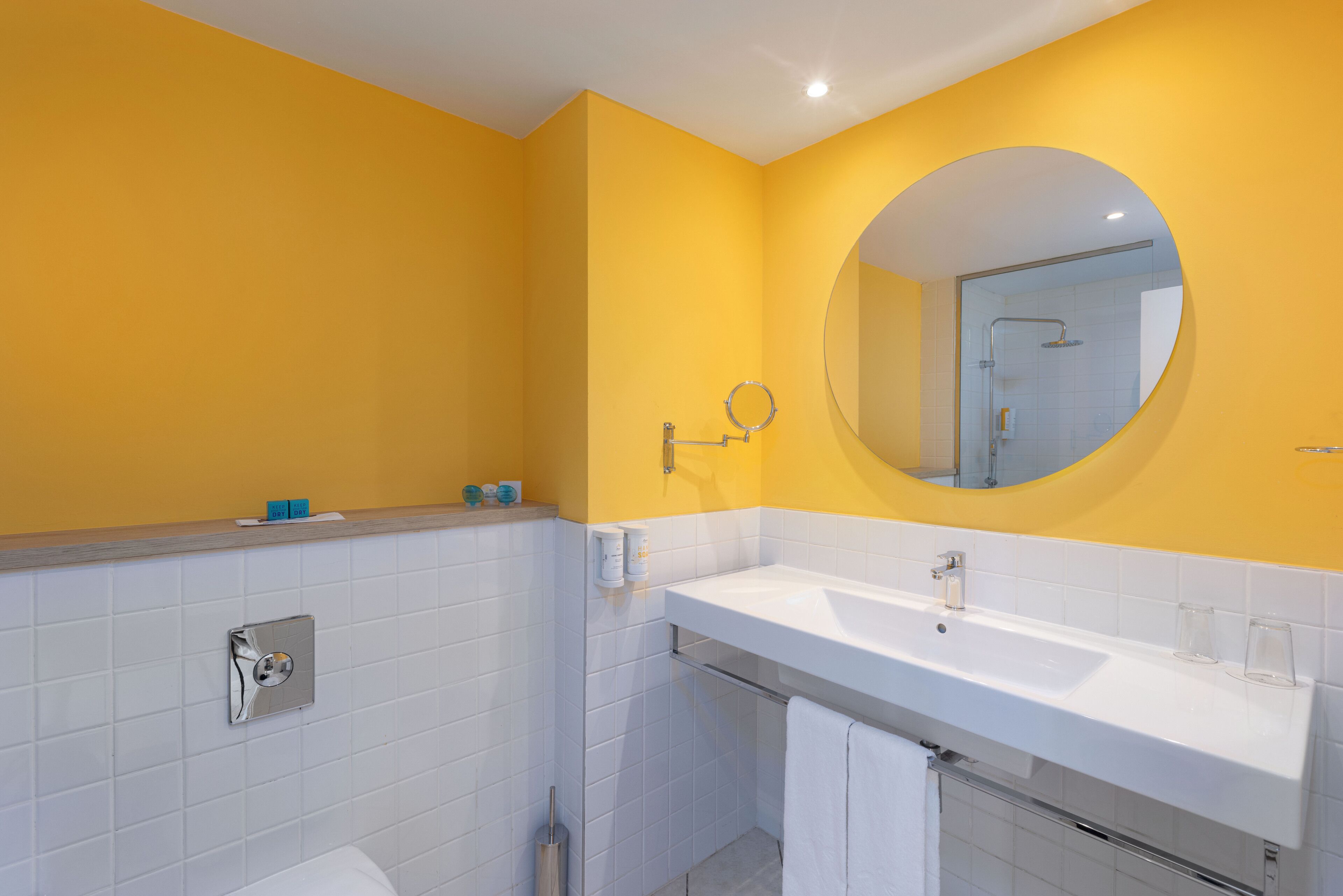 shower, rainfall showerhead, free toiletries, hair dryer