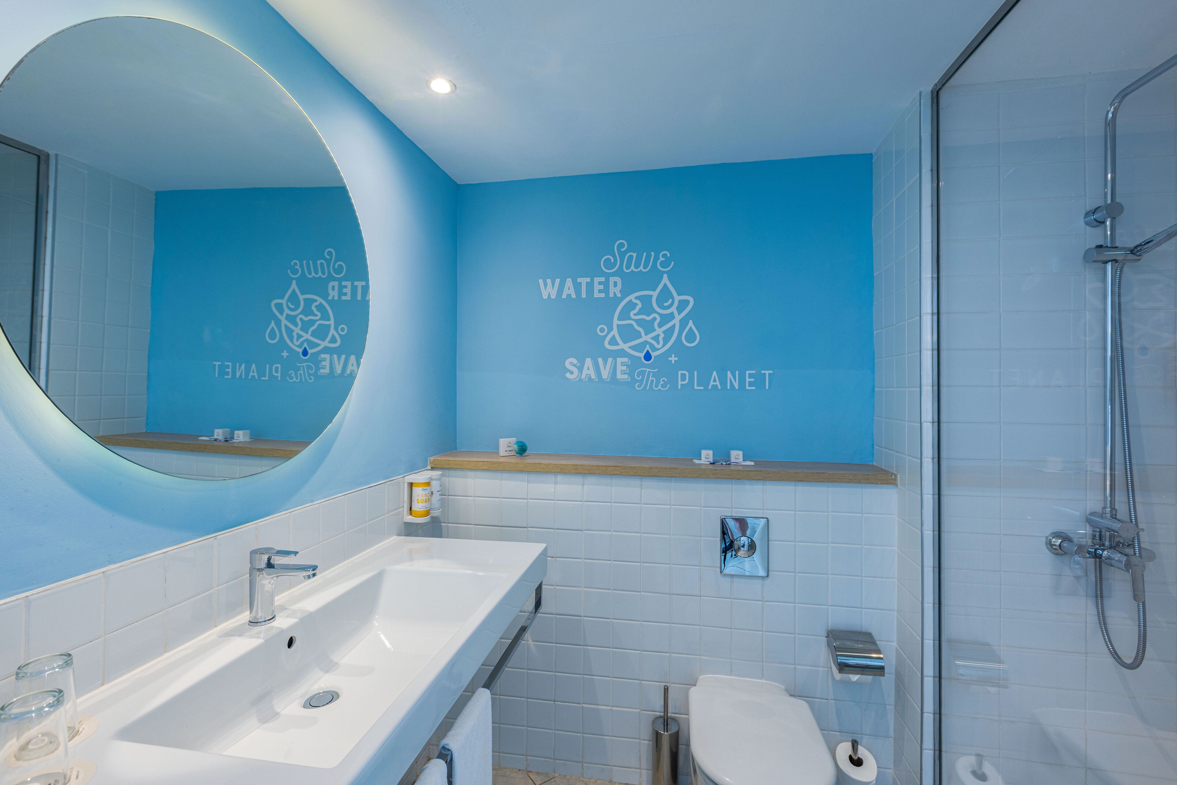 shower, rainfall showerhead, free toiletries, hair dryer