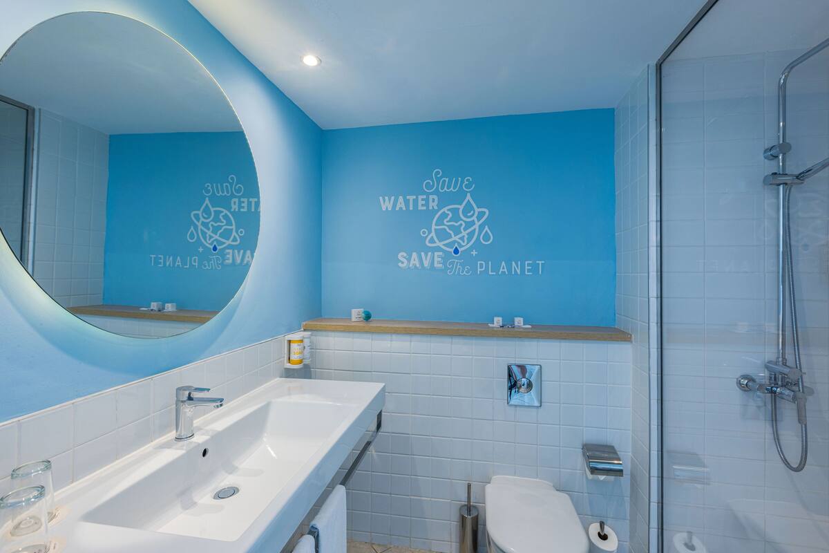 shower, rainfall showerhead, free toiletries, hair dryer