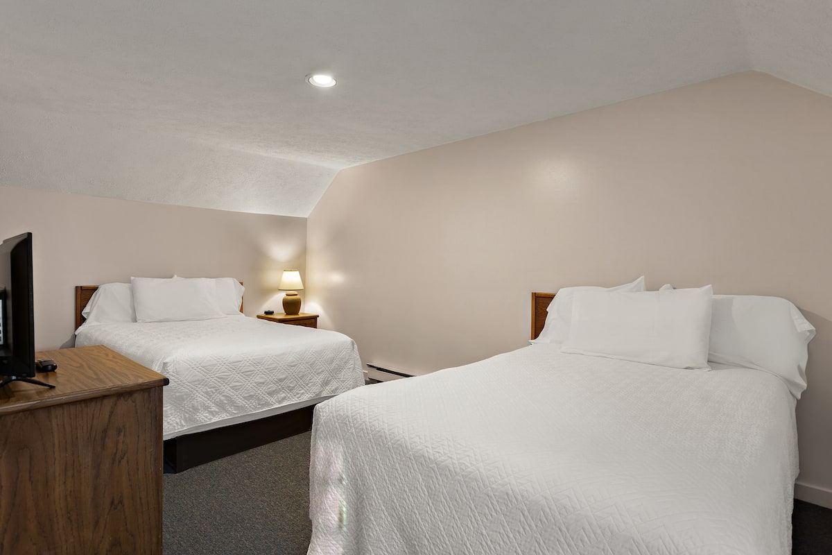 Two Bedroom Suite | Soundproofing, iron/ironing board, free WiFi, bed sheets