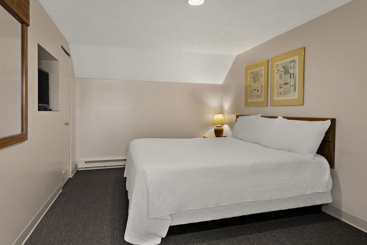 2 Bedroom Suite | Soundproofing, iron/ironing board, free WiFi, bed sheets