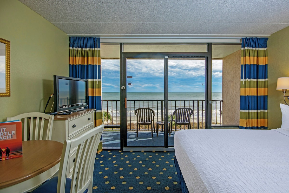 Schooner Oceanfront Junior Suite | 1 bedroom, in-room safe, individually furnished, blackout curtains