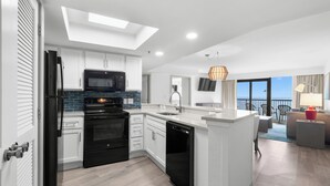 Mariner Oceanfront Deluxe Two Bedroom Condo | 私人厨房 | 冰箱、微波炉