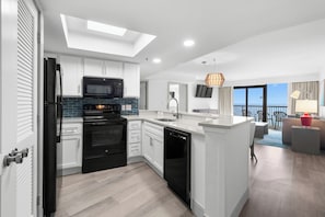 Mariner Oceanfront Deluxe Two Bedroom Condo | Eigene Küche
