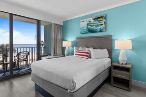 خزنة داخل الغرفة وطراز فريد لكل وحدة وستائر تعتيم ومكواة/لوح كي