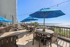 3 restaurants; lunch and dinner served