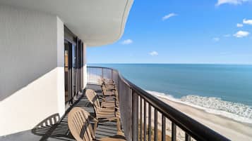 Mariner Oceanfront Deluxe Two Bedroom Condo | Terrazza/patio