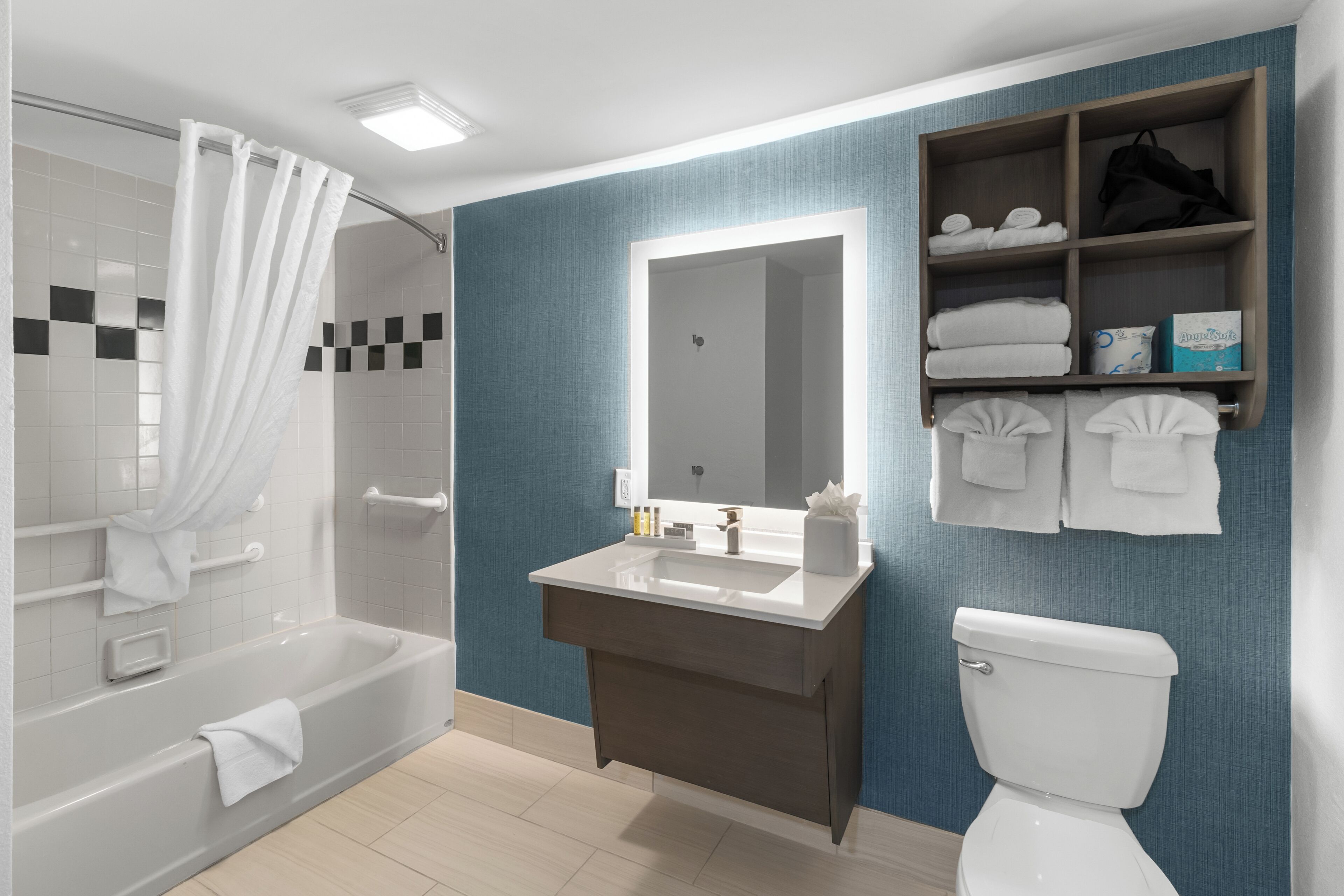 Une salle de bain moderne avec une baignoire, un lavabo, des toilettes et un miroir.