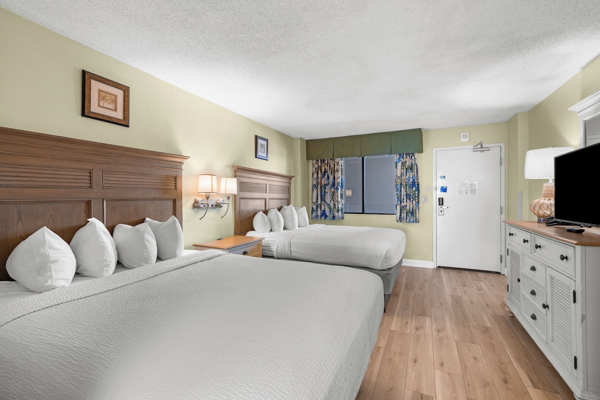 Pinnacle Oceanfront One Bedroom Queen Suite