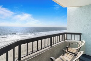 Pinnacle Oceanfront Deluxe One Bedroom Queen Suite | Terrass/Patio
