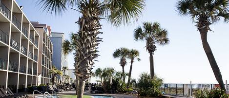 Una piscina cubierta, una piscina al aire libre