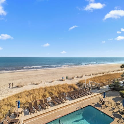 Schooner Oceanfront Deluxe Queen Studio | Terrace/patio