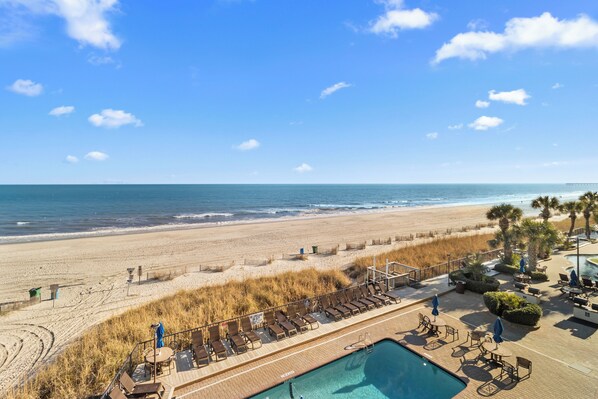Schooner Oceanfront Deluxe Queen Studio | Terrace/patio