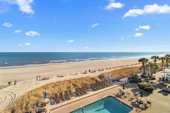 Schooner Oceanfront Deluxe Queen Studio | Terrace/patio