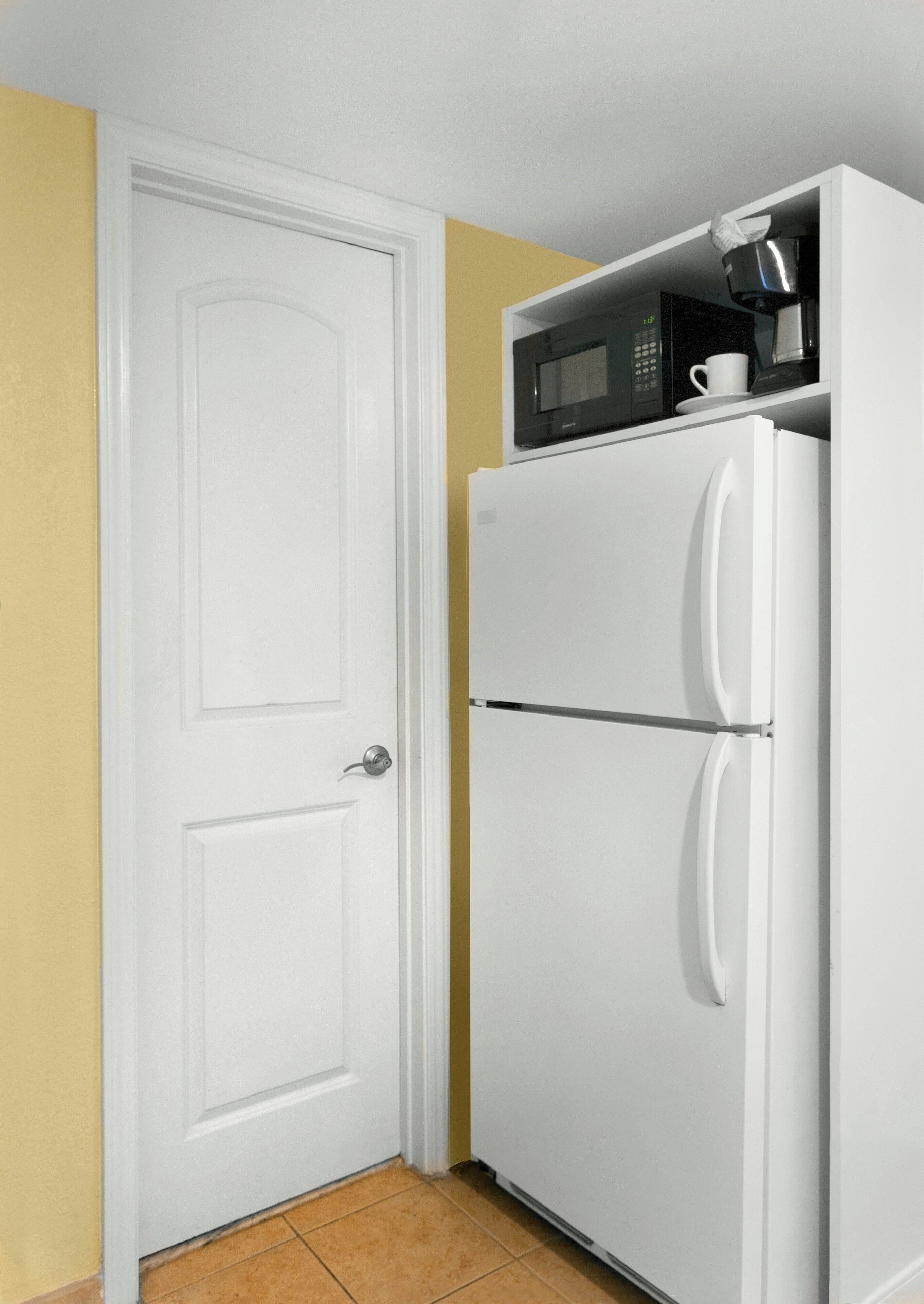 Standaard kamer | Privékeuken | Een koelkast, een microgolfoven