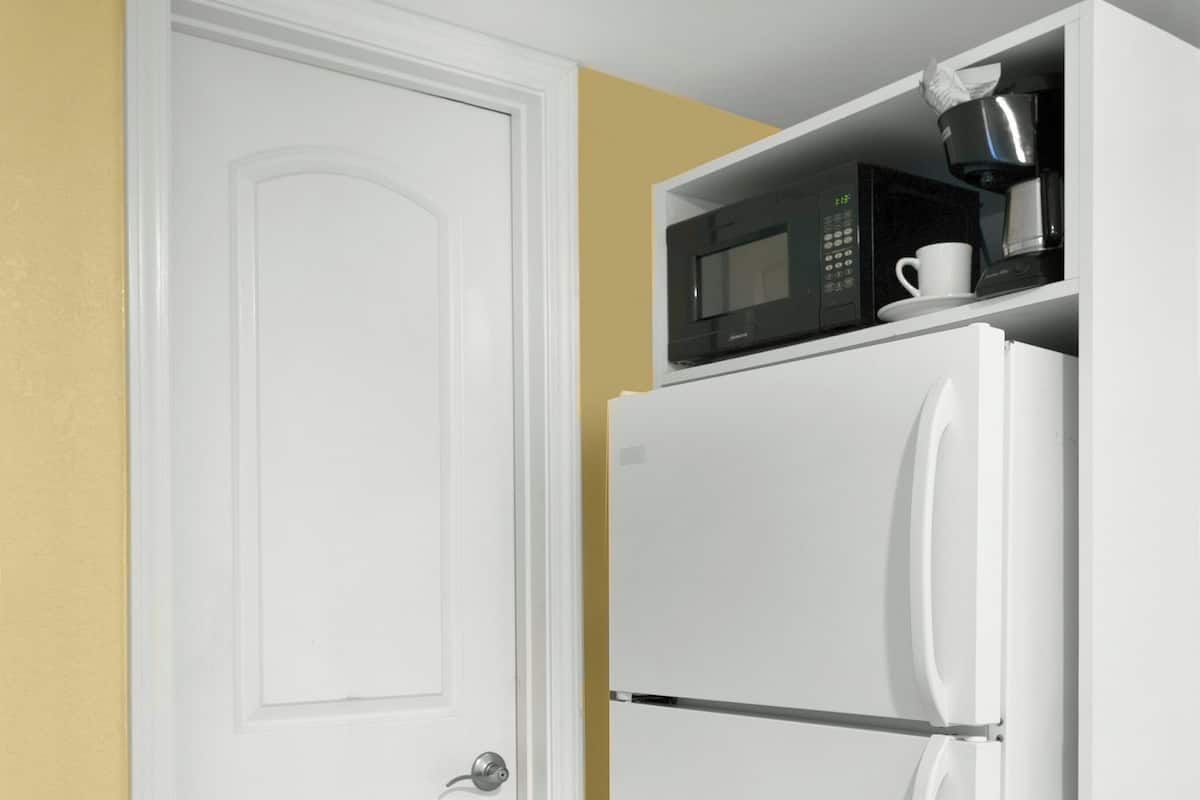 Standaard kamer | Privékeuken | Een koelkast, een microgolfoven