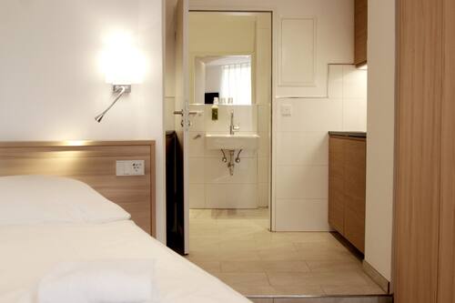 Deluxe studio | Hypoallergeen beddengoed, een minibar, individueel gedecoreerd