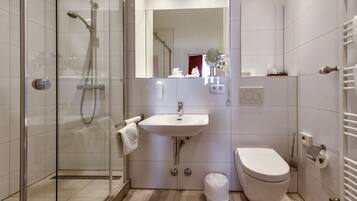 Junior-Suite | Badezimmer | Kostenlose Toilettenartikel, Haartrockner, Hausschuhe, Handtücher