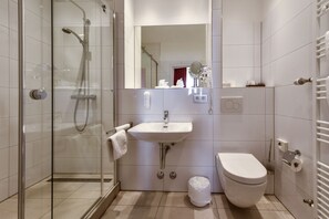 Junior Suite | Bathroom | Free toiletries, hair dryer, slippers, towels - Hotel Adria München (Munich)