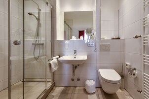Junior-Suite | Badezimmer | Kostenlose Toilettenartikel, Haartrockner, Hausschuhe, Handtücher
