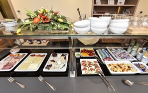 Tägliches Frühstücksbuffet (18 EUR pro Person)