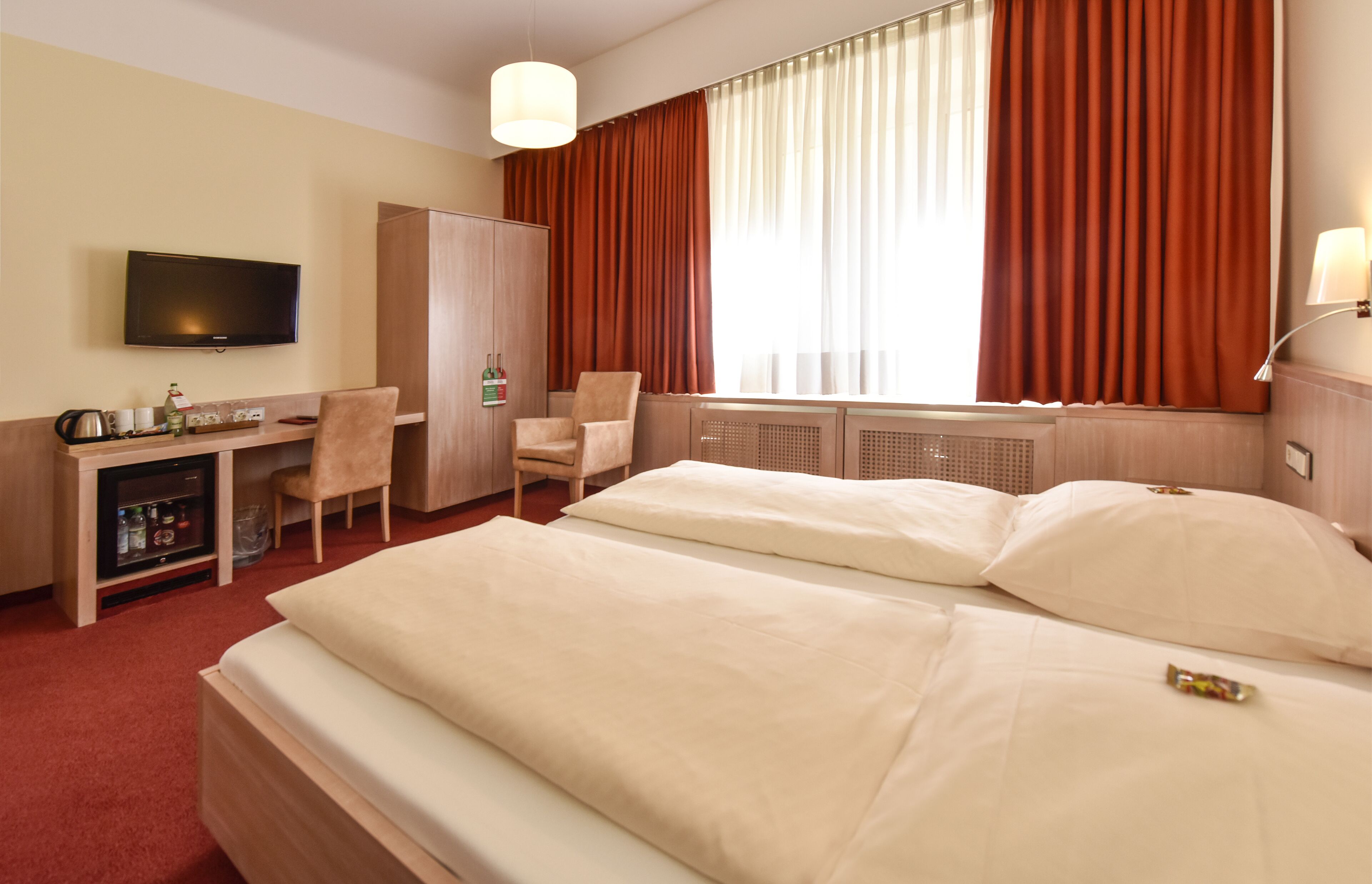 family room | 1 bedroom, hypo-allergenic bedding, minibar, individually decorated