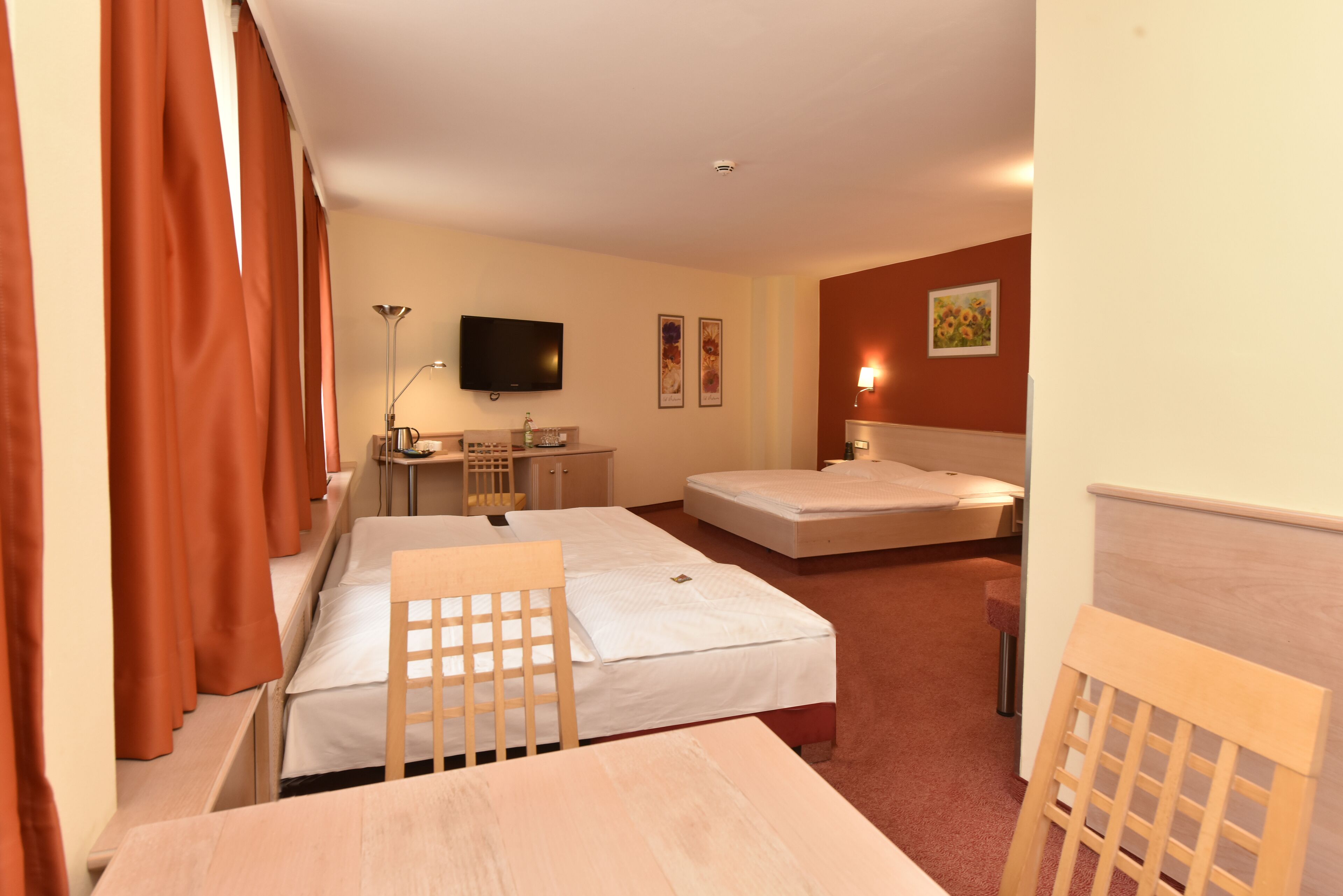 family room | 1 bedroom, hypo-allergenic bedding, minibar, individually decorated
