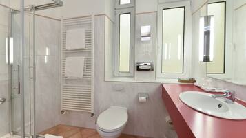 Junior-Suite | Badezimmer | Kostenlose Toilettenartikel, Haartrockner, Hausschuhe, Handtücher