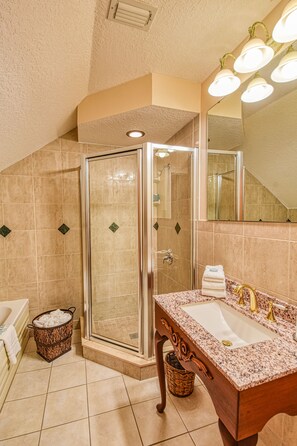 Suite, City View | Bathroom | Designer toiletries, hair dryer, towels - St George Inn (St. Augustine)