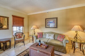 Suite, City View | Living area | 32-inch TV with satellite channels - St George Inn (St. Augustine)