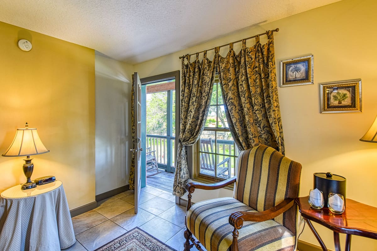 deluxe room, 1 king bed | pillow-top beds, individually decorated, individually furnished