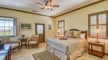 Castillo King | Camas con pillow-top, decoración personalizada y muebles diferentes