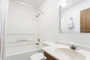 Ducha y bañera combinadas y artículos de higiene personal gratuitos