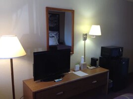 Escritorio, cortinas blackout y tabla de planchar con plancha