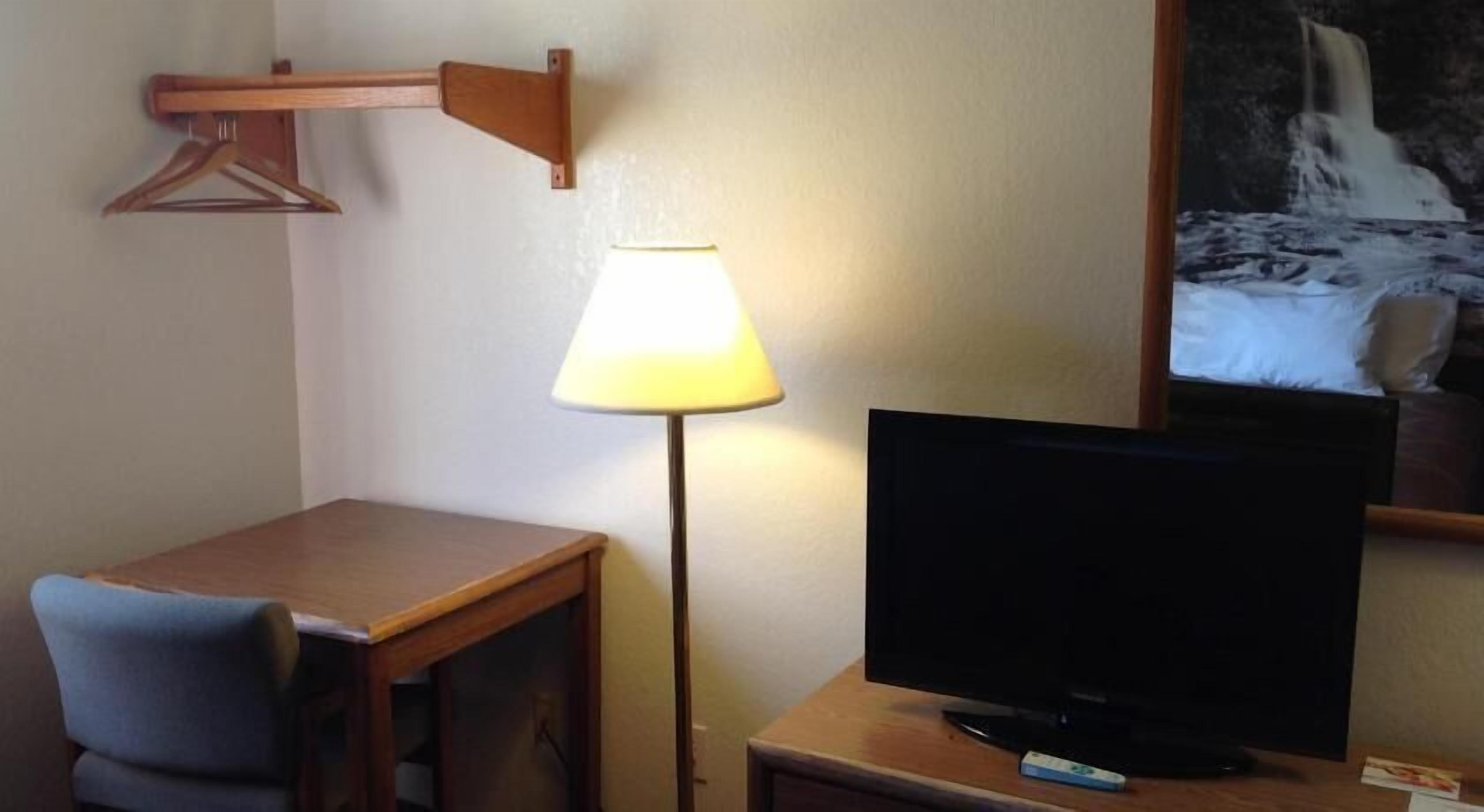 Bureau, rideaux d’obscurcissement, fer et planche à repasser