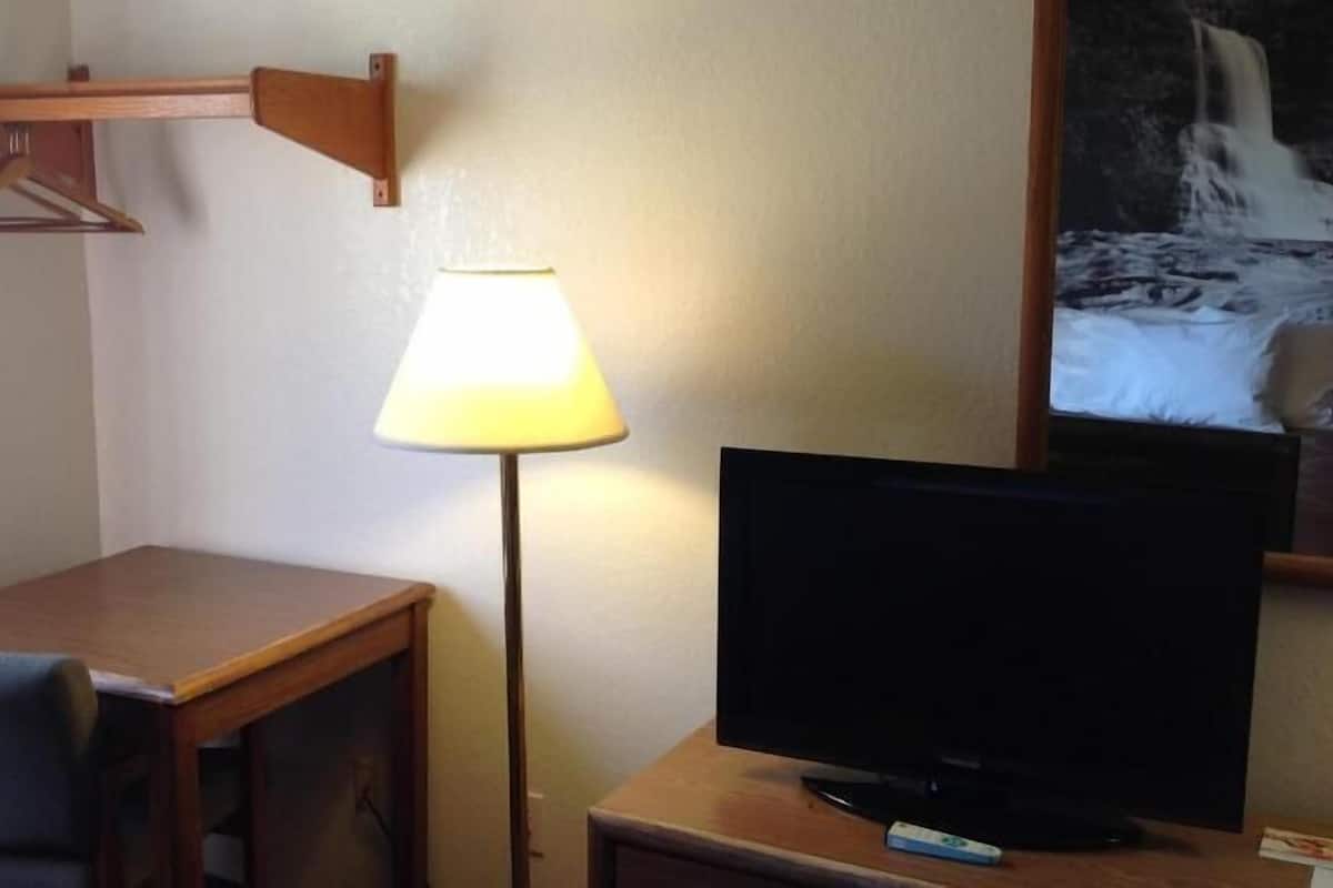 Bureau, rideaux dâobscurcissement, fer et planche Ă repasser