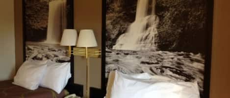 Escritorio, cortinas blackout y tabla de planchar con plancha