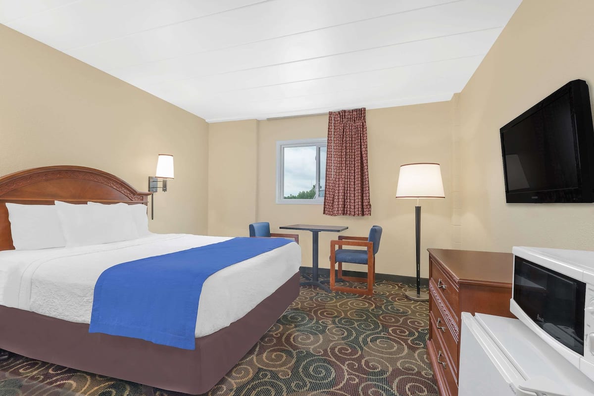 Standard Room, Non Smoking | Pillowtop beds, in-room safe, desk, iron/ironing board
