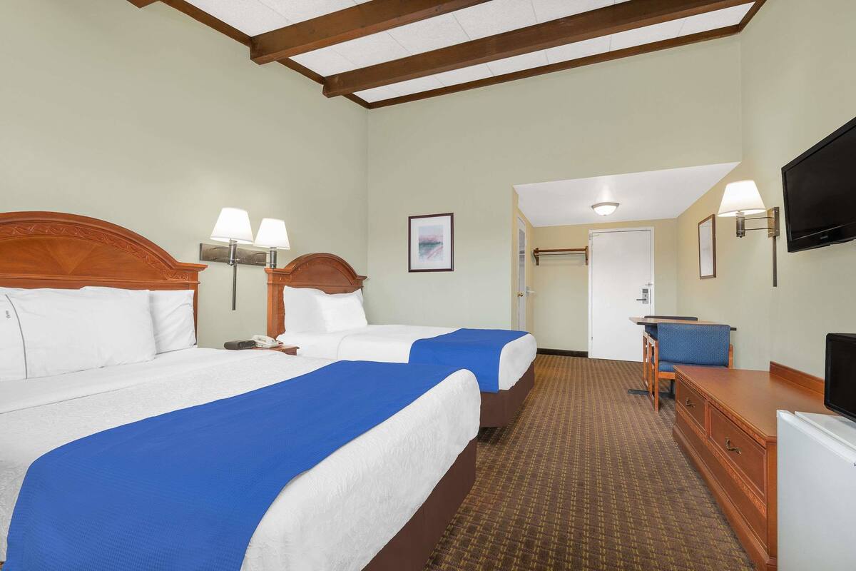 Room, Smoking | Pillowtop beds, in-room safe, desk, iron/ironing board