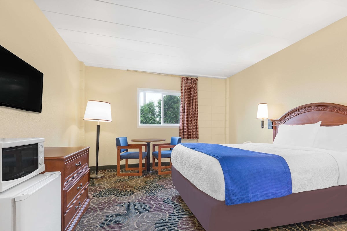 Room, Accessible, Non Smoking | Pillowtop beds, in-room safe, desk, iron/ironing board