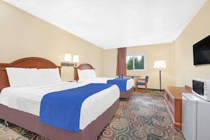 Rom, ikke-røyk | Senger med overmadrass, safe på rommet, skrivebord og strykejern/-brett