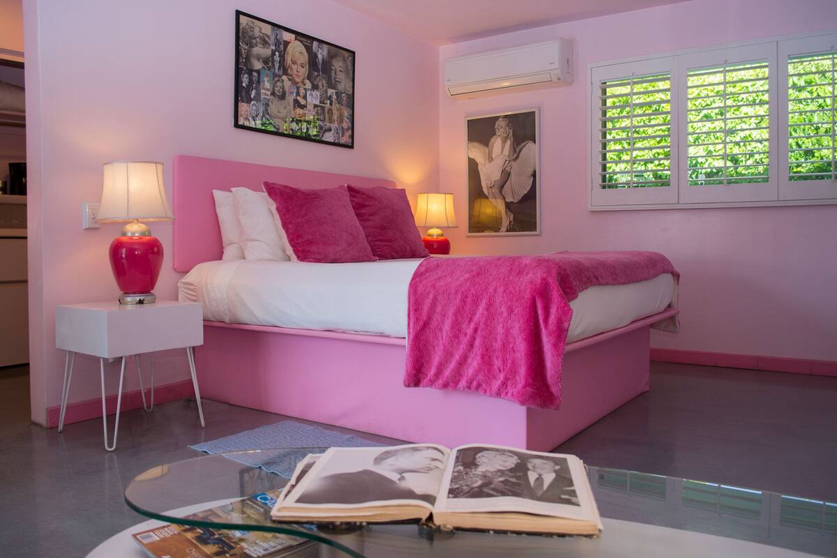 Suíte estúdio premium, 1 cama King, geladeira e micro-ondas, ao lado da piscina | Roupas de cama premium, individualmente decorados