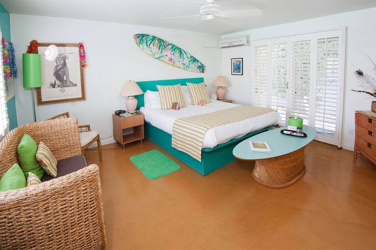 Quarto casal standard, 1 cama King, geladeira e micro-ondas, ao lado da piscina | Roupas de cama premium, individualmente decorados